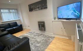 Modern Two Bed House Close To City Centre